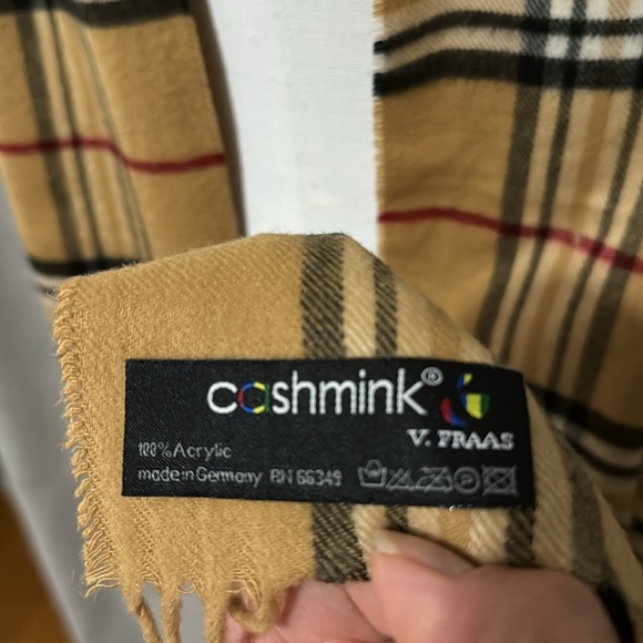 Gorgeous Fall Must Have-Cashmink by V Fraas Scarf-Plaid-100% Acrylic-Light Wear - Picture 7 of 11